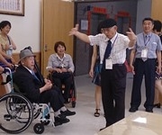 本會黃德成董事長向仙台市障害者社會福祉協會介紹璐德中心無障礙設施